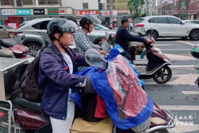 開屏觀察 | “新國標”過渡期進入倒計時，電動車非法“提速”冒頭？記者走訪…… 劉嘉 攝