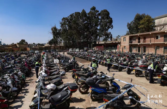 開屏觀察 | “新國標”過渡期進入倒計時，電動車非法“提速”冒頭？記者走訪…… 劉嘉 攝