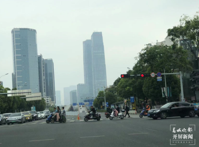 開屏觀察 | “新國標”過渡期進入倒計時，電動車非法“提速”冒頭？記者走訪…… 劉嘉 攝