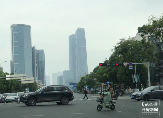 開屏觀察 | “新國標”過渡期進入倒計時，電動車非法“提速”冒頭？記者走訪…… 劉嘉 攝
