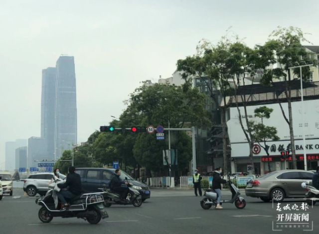 開屏觀察 | “新國標”過渡期進入倒計時，電動車非法“提速”冒頭？記者走訪…… 劉嘉 攝