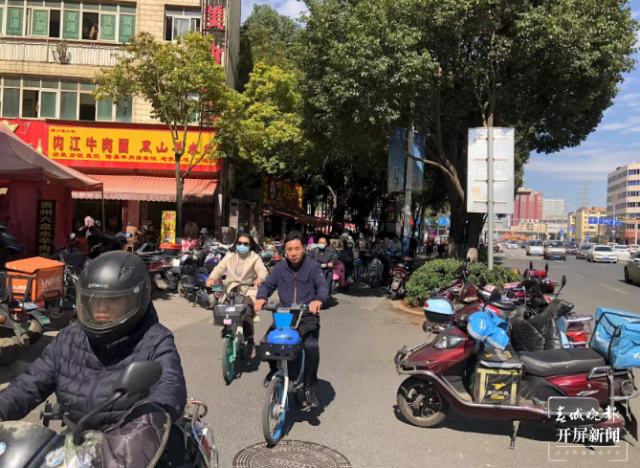 開屏觀察 | “新國標”過渡期進入倒計時，電動車非法“提速”冒頭？記者走訪…… 劉嘉 攝