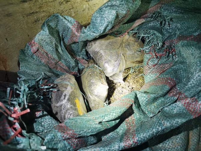 圖為民警打開編織袋進行檢查的照片.jpg?x-oss-process=style/w10