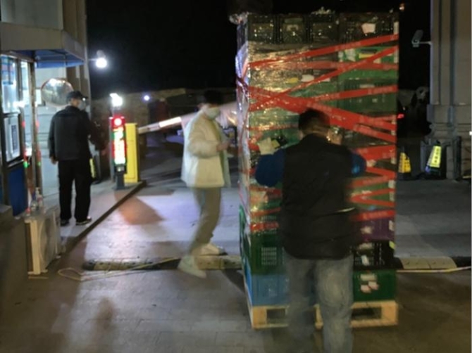 陳延山和同事為社區(qū)運送生活物資。 受訪者供圖