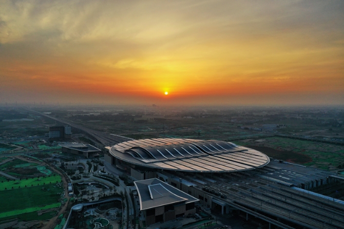 這是2021年7月1日拍攝的京雄城際鐵路雄安站。