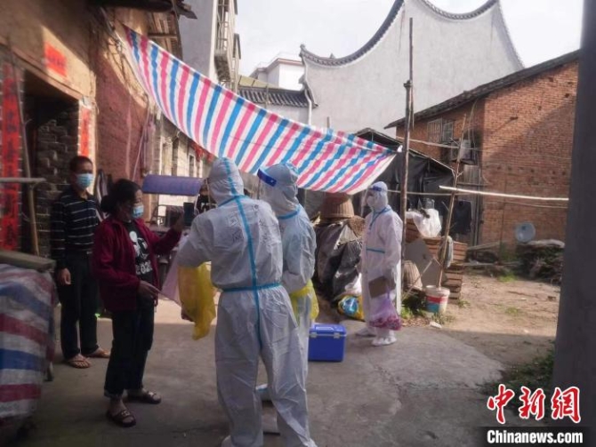 志愿者協(xié)同入戶核酸采樣?！W(wǎng)寧德供電公司 供圖