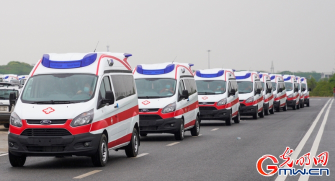 【組圖】“守滬者聯(lián)盟”丨“瓦罐湯”來(lái)了！江西40輛負(fù)壓救護(hù)車馳援上海