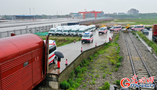 【組圖】“守滬者聯(lián)盟”丨“瓦罐湯”來(lái)了！江西40輛負(fù)壓救護(hù)車馳援上海