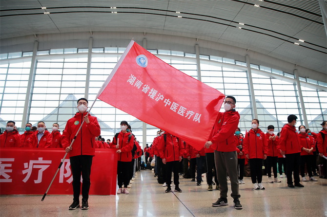 湖南省援滬中醫(yī)醫(yī)療隊。曹弋遠攝