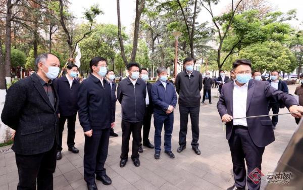 王予波省長在昆明市翠湖公園調(diào)研。記者 顧彬 攝