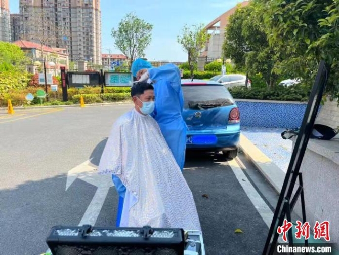 “00后”理發(fā)師韓瑞鵬在給小區(qū)居民免費剪頭發(fā) 受訪者 供圖 “00后”理發(fā)師韓瑞鵬在給小區(qū)居民免費剪頭發(fā) 受訪者 供圖