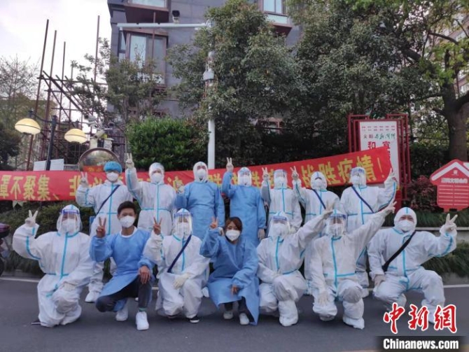 韓瑞鵬所在小區(qū)工作人員合影 受訪者 供圖 韓瑞鵬所在小區(qū)工作人員合影 受訪者 供圖