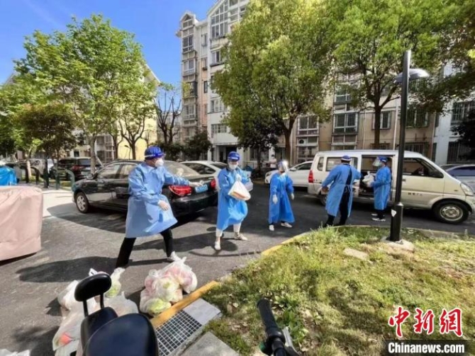 志愿者們正在裝卸物資 嘉定區(qū)宣傳部供圖