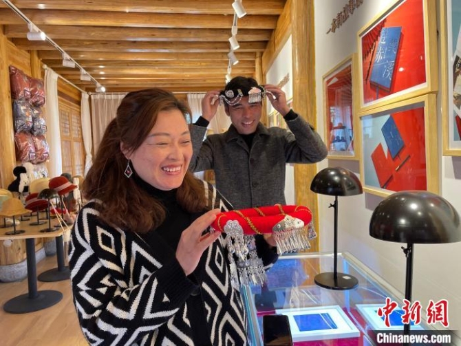 資料圖：鐘麗眉展示文創(chuàng)產(chǎn)品?！×执阂?攝