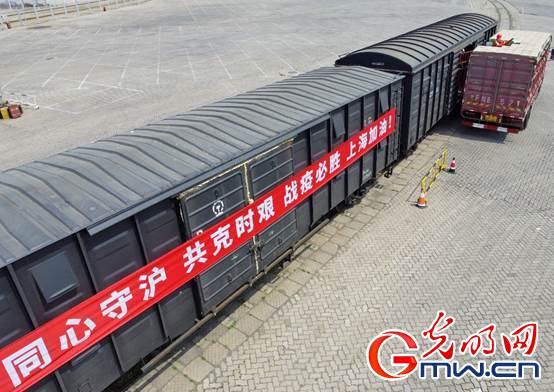 【組圖】“守滬者聯(lián)盟”丨山東煙臺(tái)：公路轉(zhuǎn)鐵路 100噸蘋果馳援上海