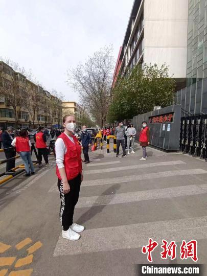 伊莉娜在疫情防控現(xiàn)場當志愿者?！∫晾蚰缺救斯﹫D