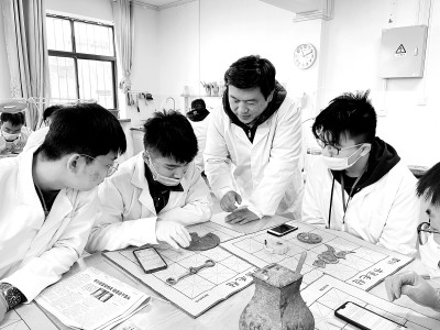 向歷史深處探索 為民族復(fù)興奮發(fā) 向歷史深處探索 為民族復(fù)興奮發(fā)