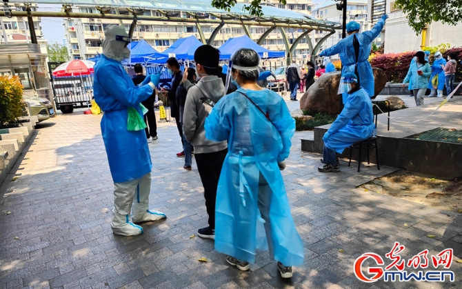 【組圖】“守滬者聯(lián)盟”丨上海疫情近幾天呈下降趨勢 封控區(qū)連續(xù)三天開展核酸篩查 【組圖】“守滬者聯(lián)盟”丨上海疫情近幾天呈下降趨勢 封控區(qū)連續(xù)三天開展核酸篩查