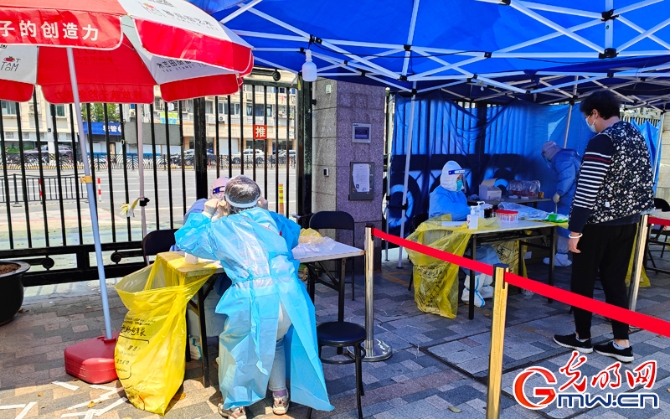 【組圖】“守滬者聯(lián)盟”丨上海疫情近幾天呈下降趨勢 封控區(qū)連續(xù)三天開展核酸篩查 【組圖】“守滬者聯(lián)盟”丨上海疫情近幾天呈下降趨勢 封控區(qū)連續(xù)三天開展核酸篩查