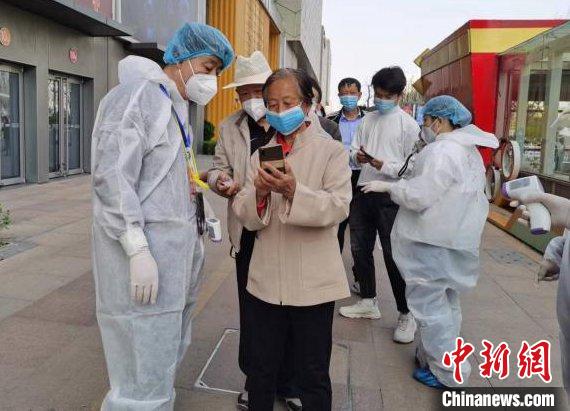 城管職工就地“轉(zhuǎn)崗”，化身“防疫員”“流調(diào)員”等，助力社區(qū)防疫?！」仍?攝
