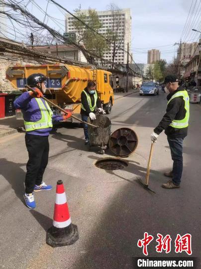 城市中的污水“清道夫”把平安送給萬家?！」仍?攝