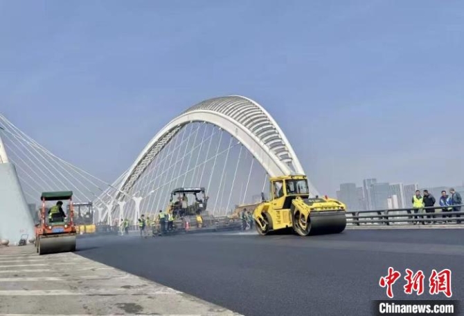 工作人員進(jìn)行城市道路清掃工作。　谷裕 攝