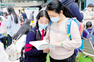 市民參與讀書集市活動(dòng)。盤龍區(qū)融媒體中心供圖