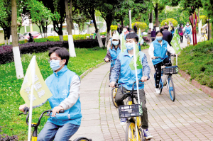 西山區(qū)總工會組建“工會騎行隊”開展愛衛(wèi)宣傳活動。 記者劉凱達攝