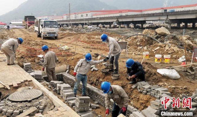 寧德時(shí)代車?yán)餅郴仨?xiàng)目現(xiàn)場，工人們正在作業(yè)?！±酌廊?供圖