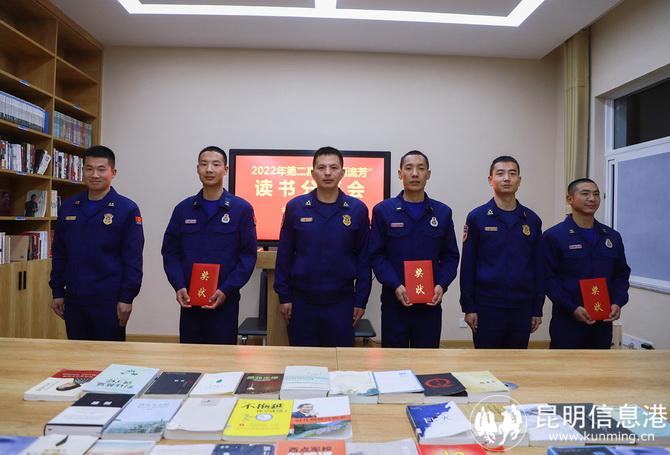 為獲獎(jiǎng)人員頒獎(jiǎng)