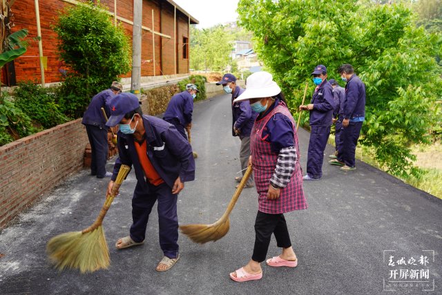 鎮(zhèn)康縣忙丙鄉(xiāng)忙丙村群眾“周五愛衛(wèi)日”大掃(13518413)-20220424230507.JPG