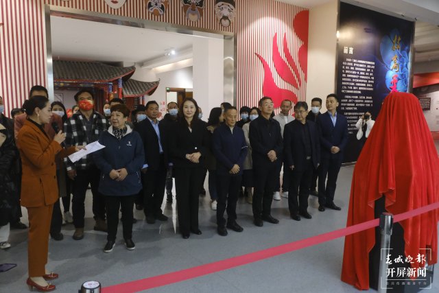 紀念關肅霜誕辰93周年——“關肅霜塑像”揭幕儀式在昆舉行 (3).JPG