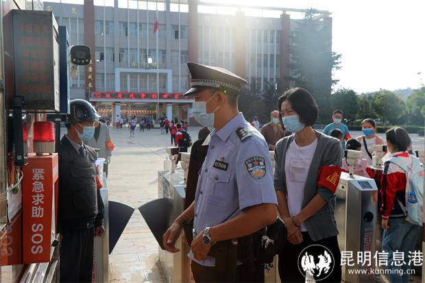 2.楊紹聰參與護(hù)校安園工作【羅益佳攝影】