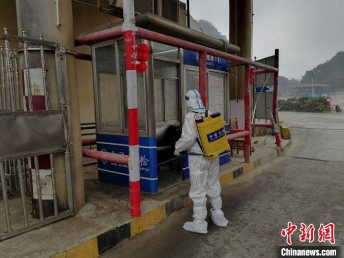 執(zhí)勤民警對執(zhí)勤現(xiàn)場開展消殺。　劉濤 攝