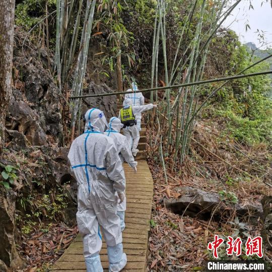 移民管理警察踏查邊境?！∮裣榘l(fā) 攝