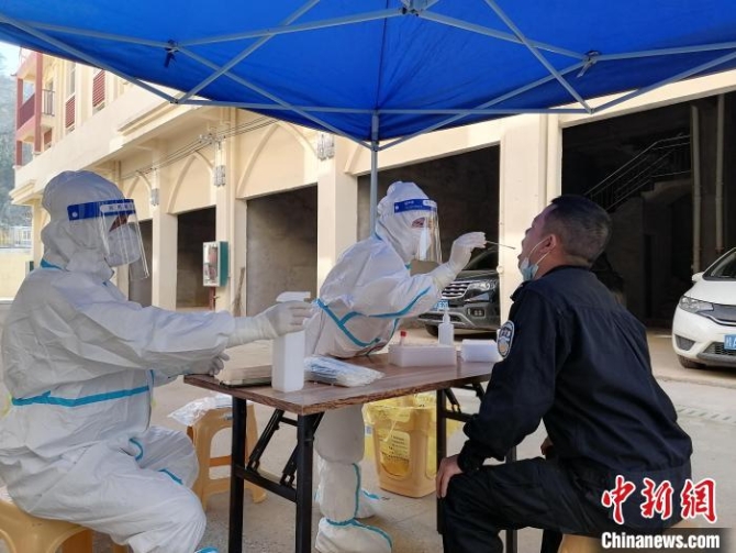 移民管理警察開展核酸檢測?！⌒そ?攝