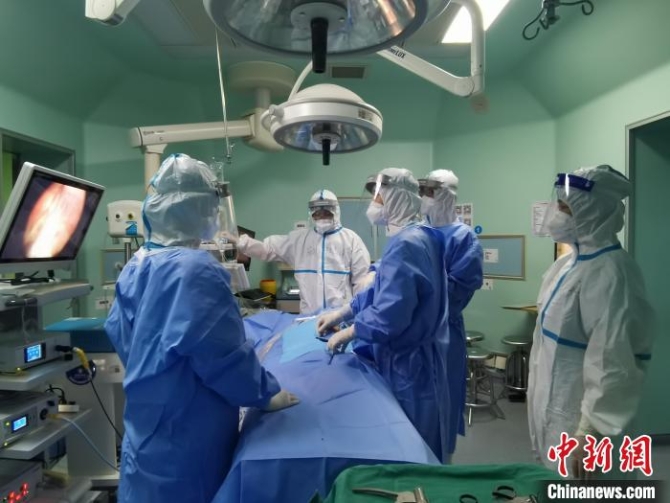 疫情封控下安徽“大白”為1.8公斤新生兒“續(xù)航”生命