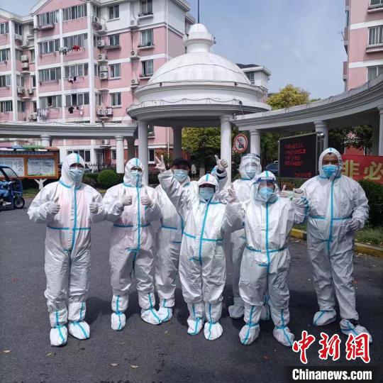 “美鄰苑快遞早班組”集體照 左二為Matt Doyon　美鄰苑社區(qū)供圖