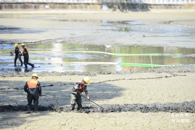 翠湖公園清淤工程(龍宇丹 攝)