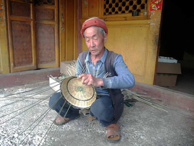鳳慶縣詩禮鄉(xiāng)三合村：竹編傳承致富經(jīng) 村民踏上致富路