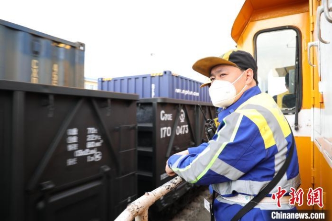 調(diào)車員游洋在執(zhí)行調(diào)車作業(yè)?！∏噦?攝