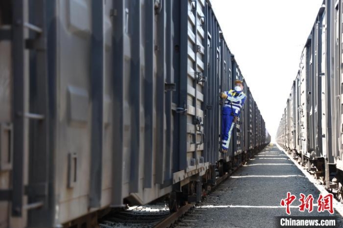 調(diào)車員游洋在執(zhí)行調(diào)車作業(yè)?！∏噦?攝