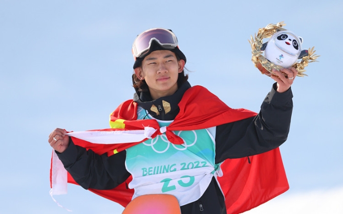 1651539831481384.jpg 3中國(guó)選手蘇翊鳴奪得北京2022年冬奧會(huì)單板滑雪男子大跳臺(tái)金牌。_副本.jpg