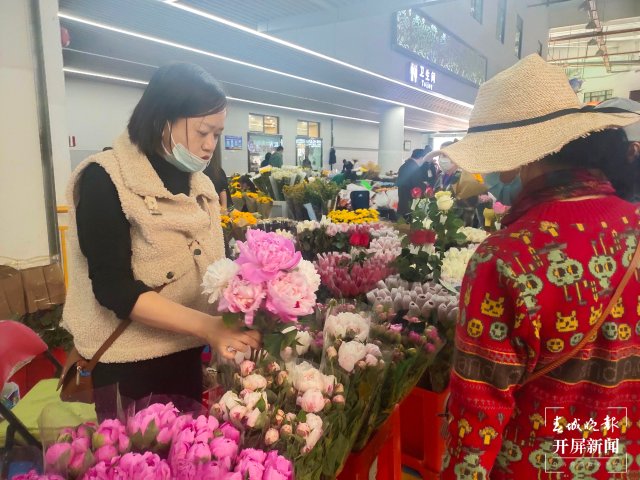 母親節(jié)，昆明康乃馨（開(kāi)屏新聞?dòng)浾?孫江葒 攝）