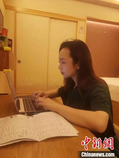 領(lǐng)隊宋麗凌晨兩點在做新一天的任務(wù)分工表。　復(fù)星供圖