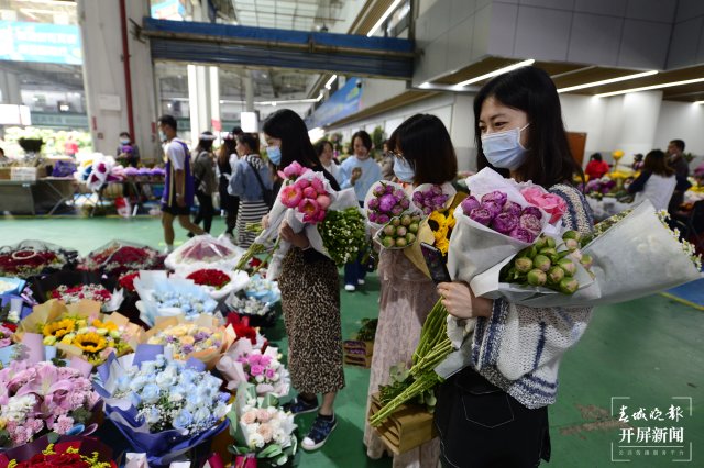 臨近母親節(jié) 康乃馨從一捆500元跌至80元 (20).JPG