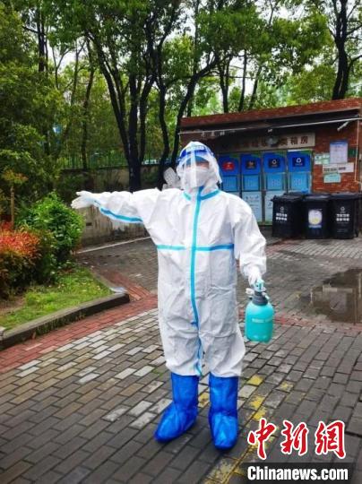 正在進(jìn)行志愿服務(wù)的謝應(yīng)波?！∩虾Ｊ泄ど搪?lián) 攝