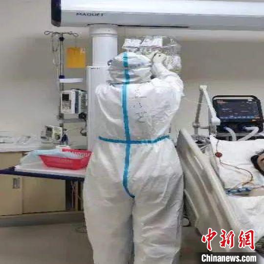 金藝在工作中?！∩虾Ｃ衩?攝