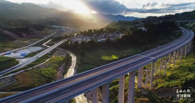 安石隧道雙幅貫通，云鳳高速年內(nèi)建成通車(chē)指日可待（王磊 攝）