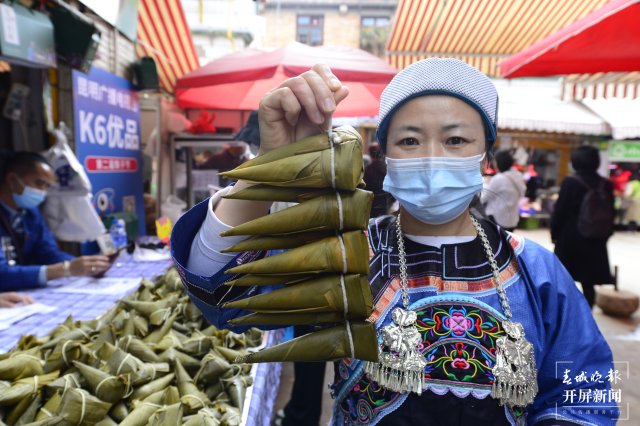 有老板一天賣2噸！端午將至，昆明街頭粽子上市 龍宇丹 攝